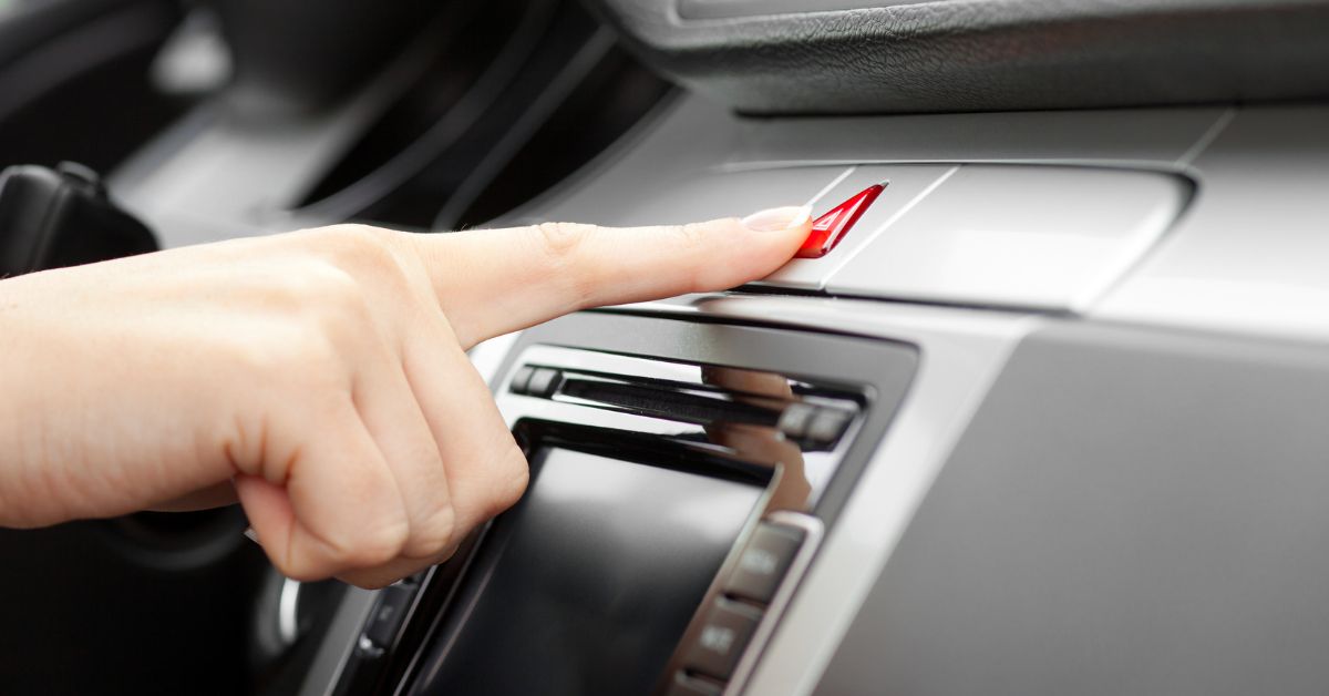 ¿Cuándo es obligatorio usar la luz de emergencia del coche?